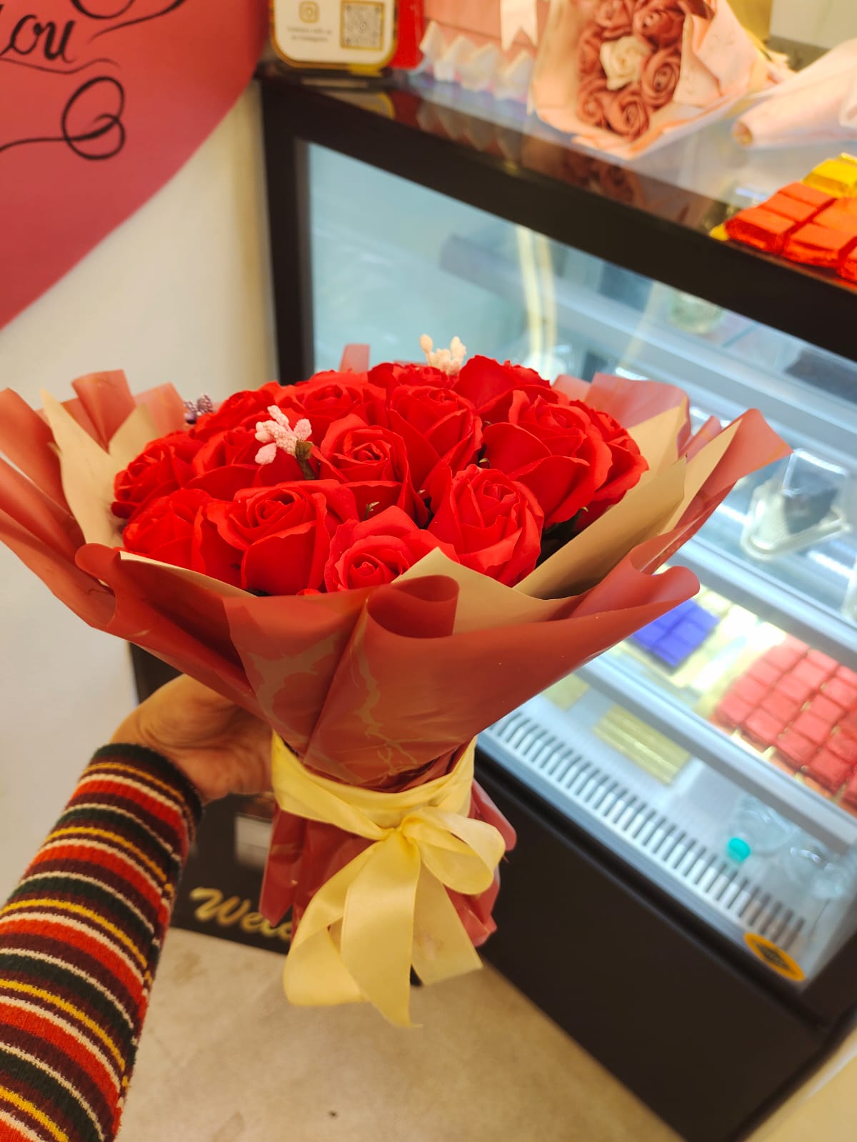 25 ARTIFICIAL ROSE BOUQUET view 2